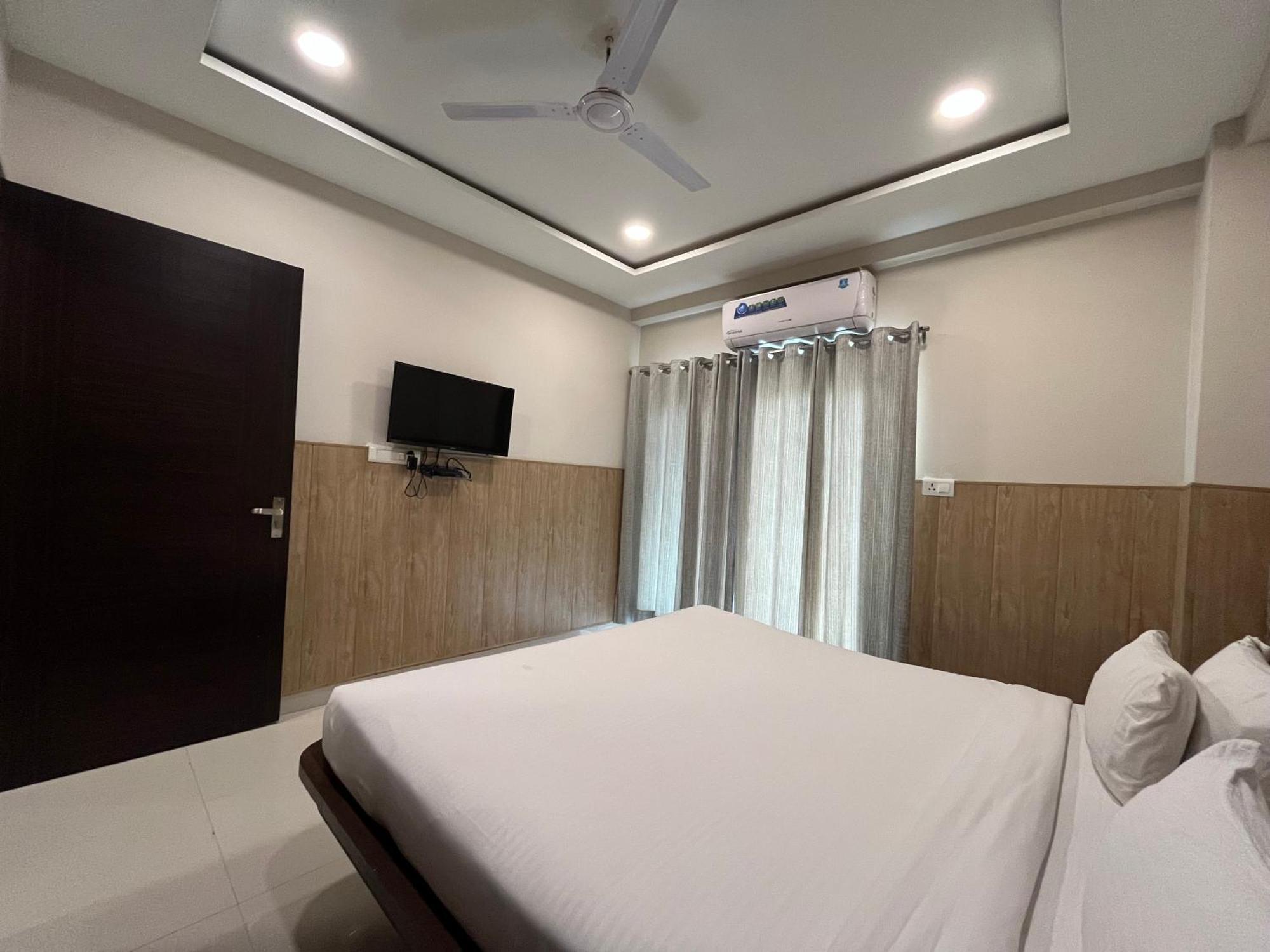 Hotel Shri Radha Nikunj - Opposite Prem Mandir Vrindāvan Exterior photo