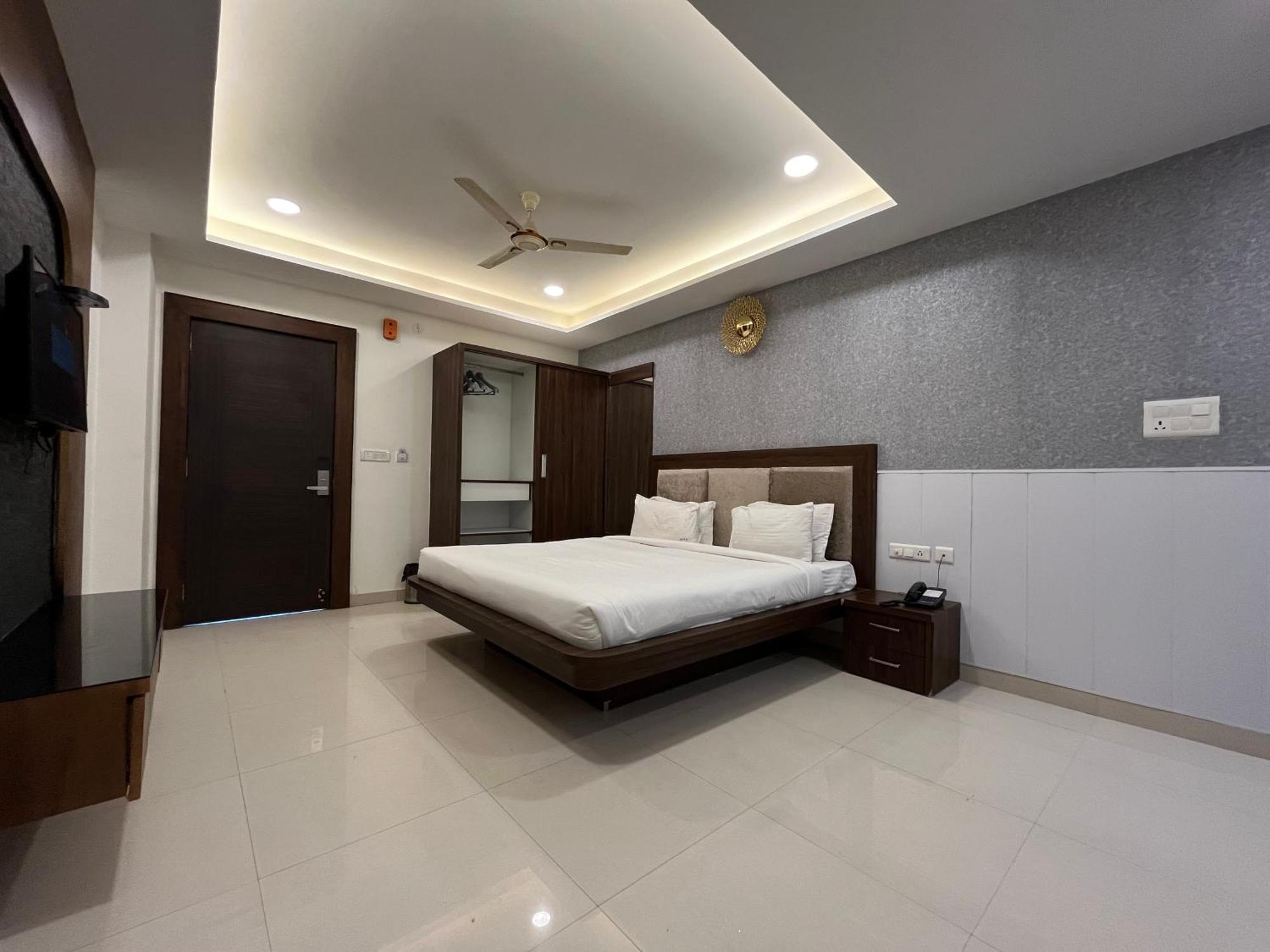 Hotel Shri Radha Nikunj - Opposite Prem Mandir Vrindāvan Exterior photo