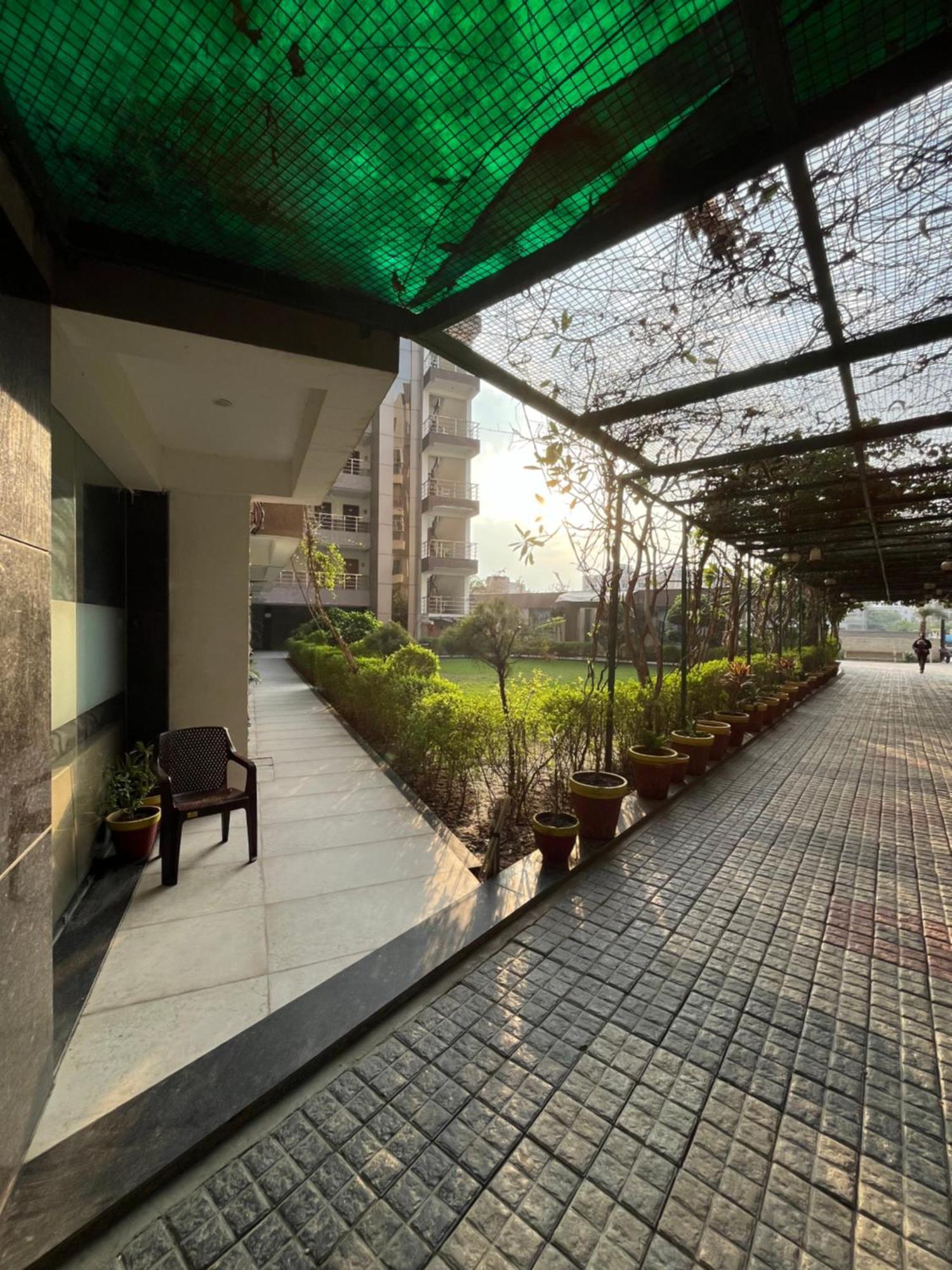 Hotel Shri Radha Nikunj - Opposite Prem Mandir Vrindāvan Exterior photo