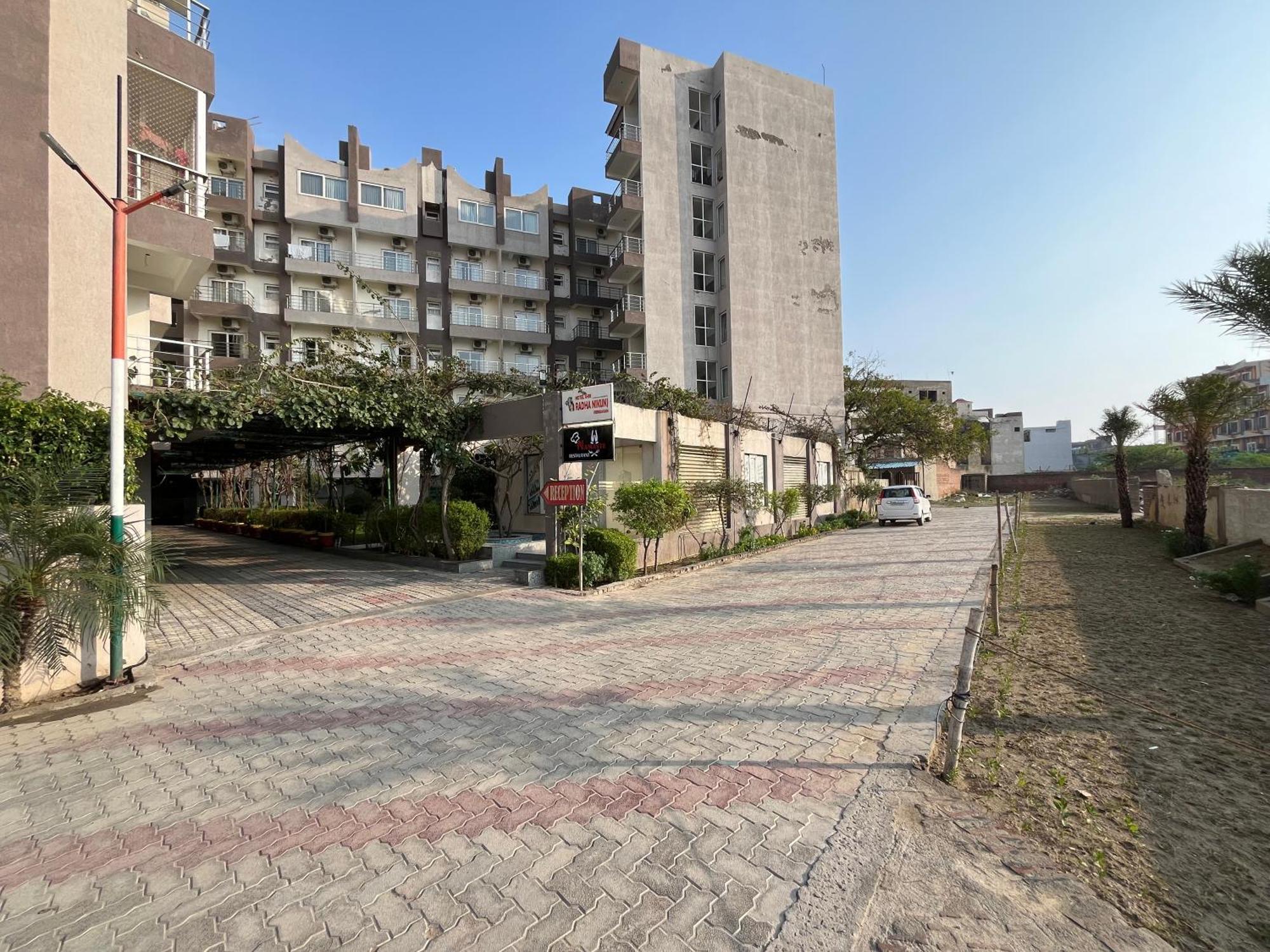 Hotel Shri Radha Nikunj - Opposite Prem Mandir Vrindāvan Exterior photo